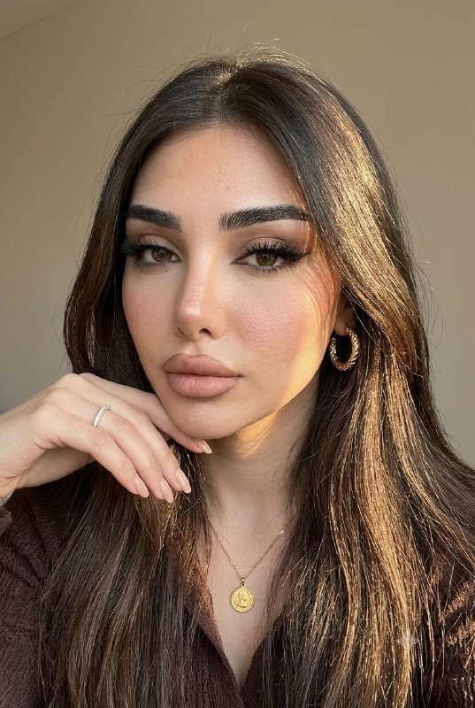 سلفی موبایلی نچرال با لمس مو و لبخند پنهان