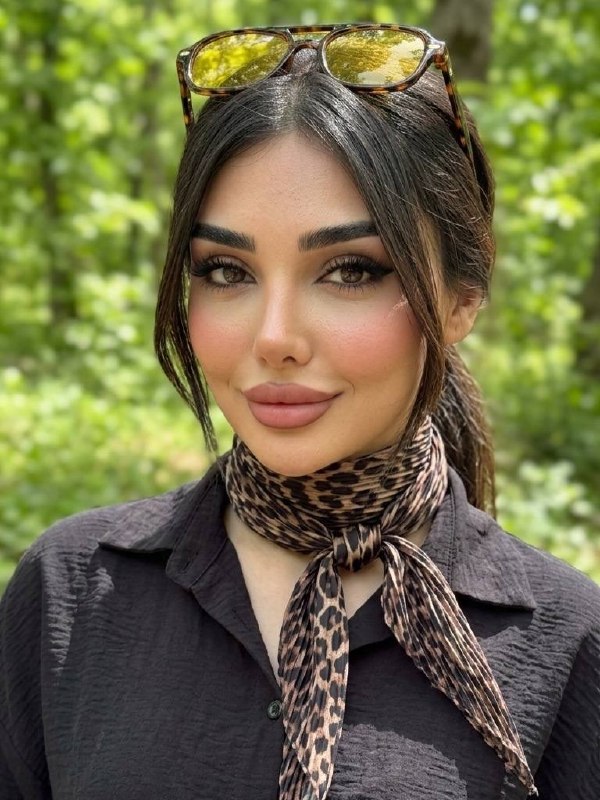 پرتره نیمتنه در جنگل مهآلود سرسبز و آرامشبخش
