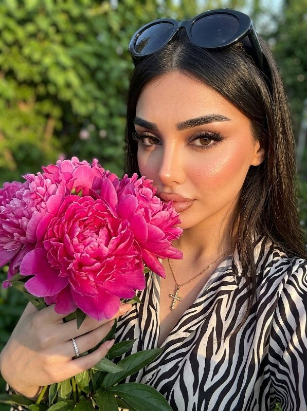 پرتره بیوتی ۸K با موهای ابریشمی و هایلایت گونه