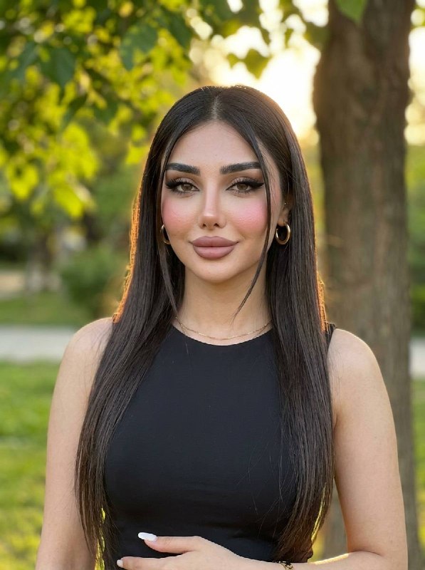 پرتره الگانت در فضای باز با ژست طبیعی و باوقار