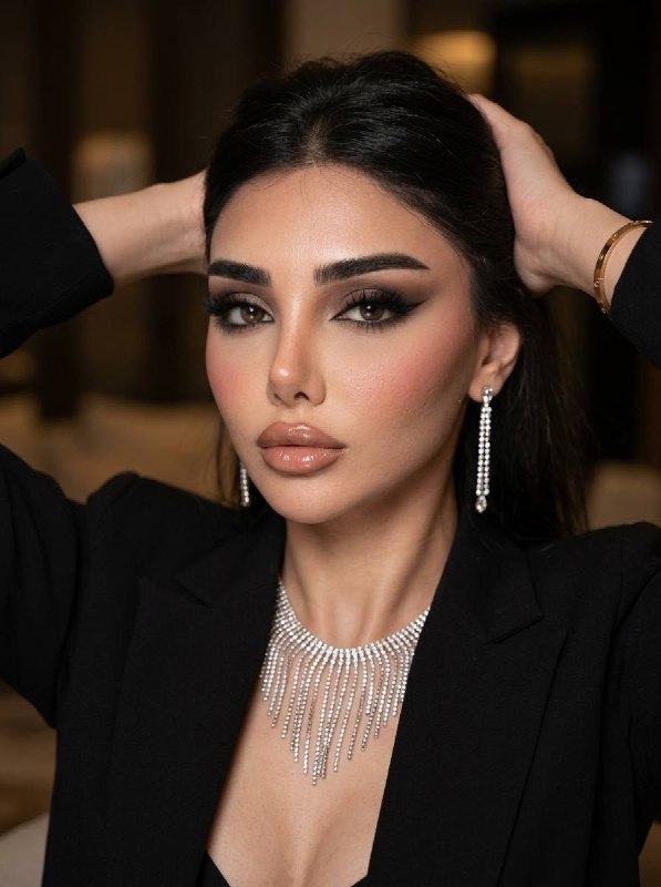 پرتره گلامور مجلسی شب با پیراهن مخمل مشکی