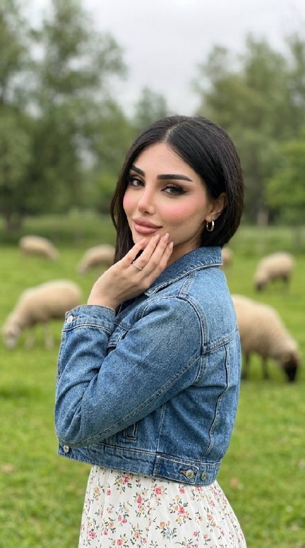 استایل دانشجویی شیک در محوطه دانشگاه و پلهها