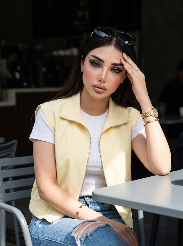 پرتره هنری با ترکیببندی مینیمال و سایه ملایم