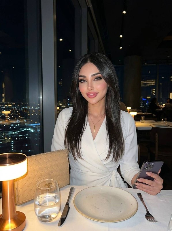 سلفی آفتابی صبحگاهی با فنجان چای در بالکن