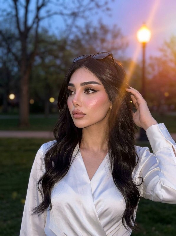 پرتره شاداب تابستانه در باغ گل با نور ملایم