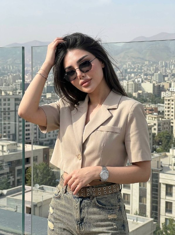 استایل کژوال خیابانی در پیادهرو مدرن شهری