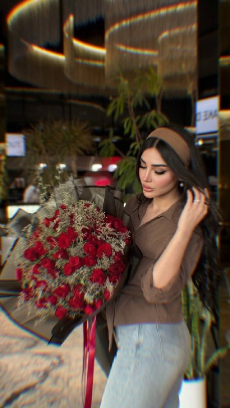 پرتره سینمایی با کت ترنچ زیتونی و باران پاییزی