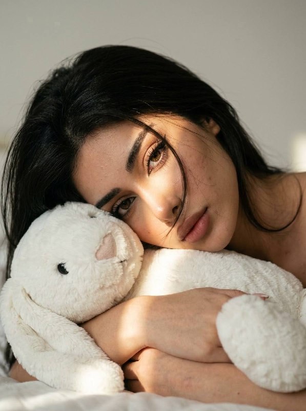 پرتره ژورنالی فشن با شال ابریشمی و نگاه نافذ