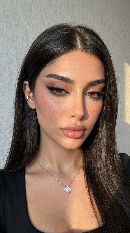 پرتره مونوکروم استودیویی با کنتراست نوری ملایم
