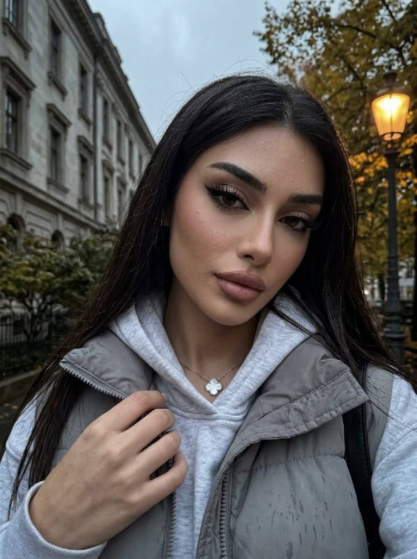 سلفی عصر بارانی پاییزی با استایل گرم بافتنی