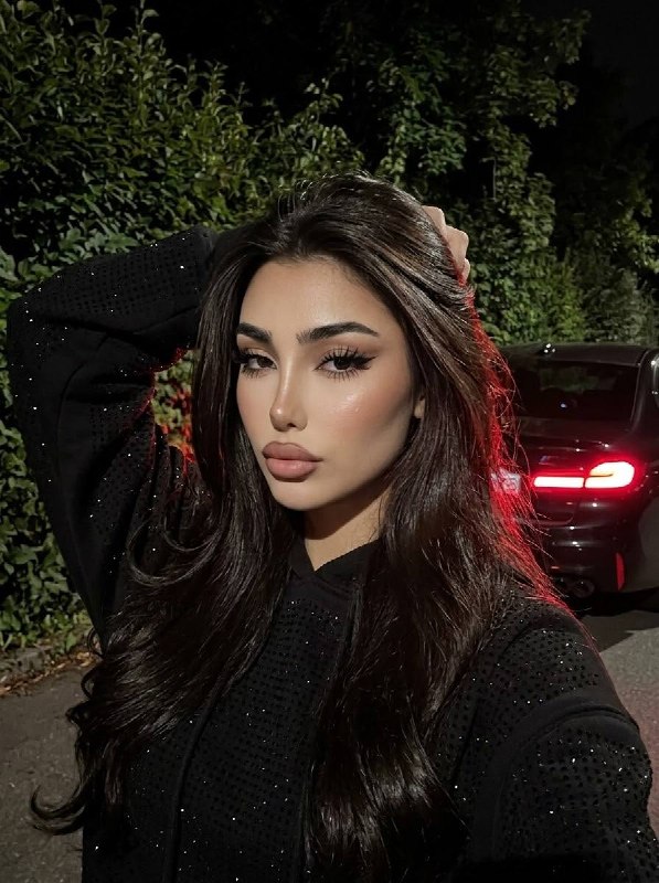 سلفی آیفون ۱۷ پرو با ژست دست در مو و لبخند ملایم