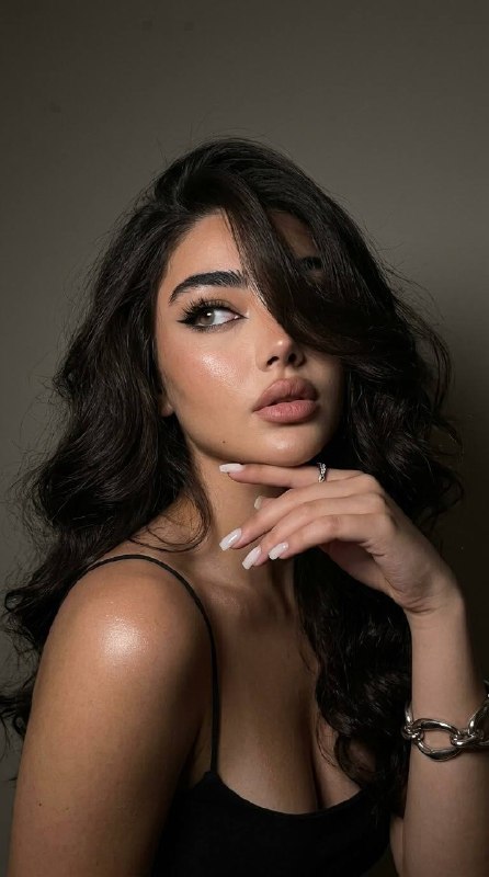 پرتره شبانه کلوزآپ با تاپ مشکی و نورهای شهری