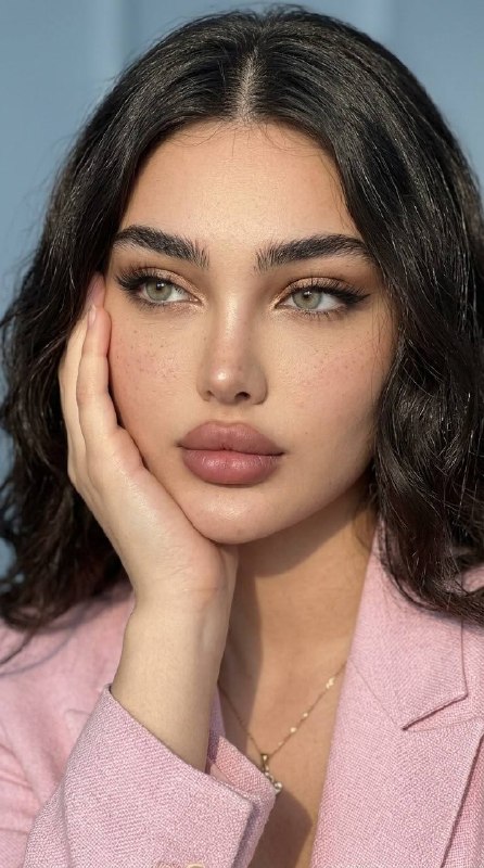 سلفی آرام با دست زیر چانه و موهای لخت