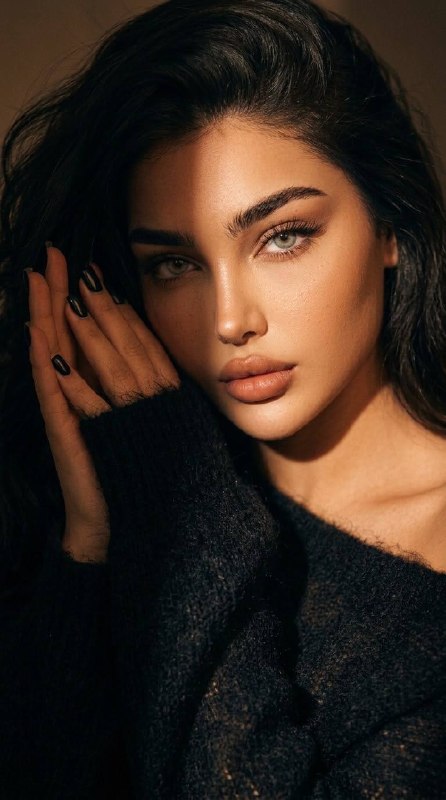 پرتره صمیمی سینمایی با نگاه گیرا و زاویه مورب