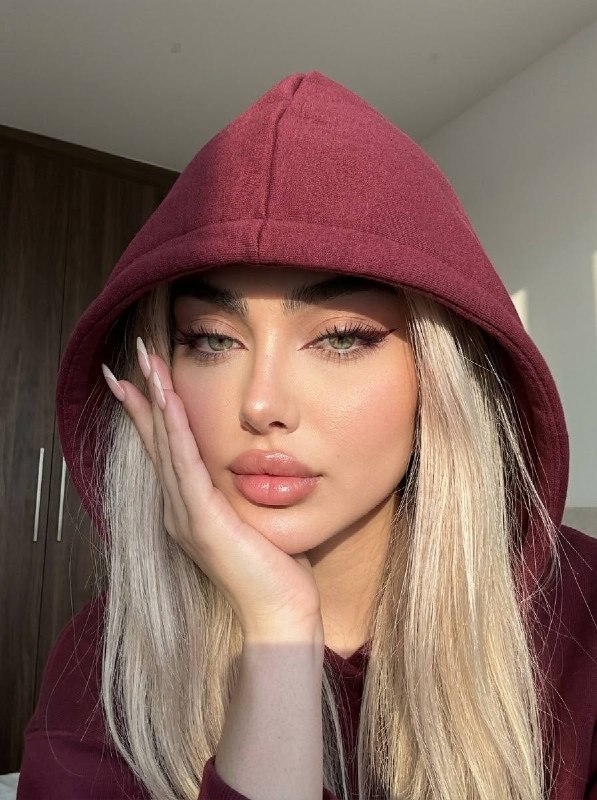 سلفی عمودی آیفون پرو مکس با نور استودیویی