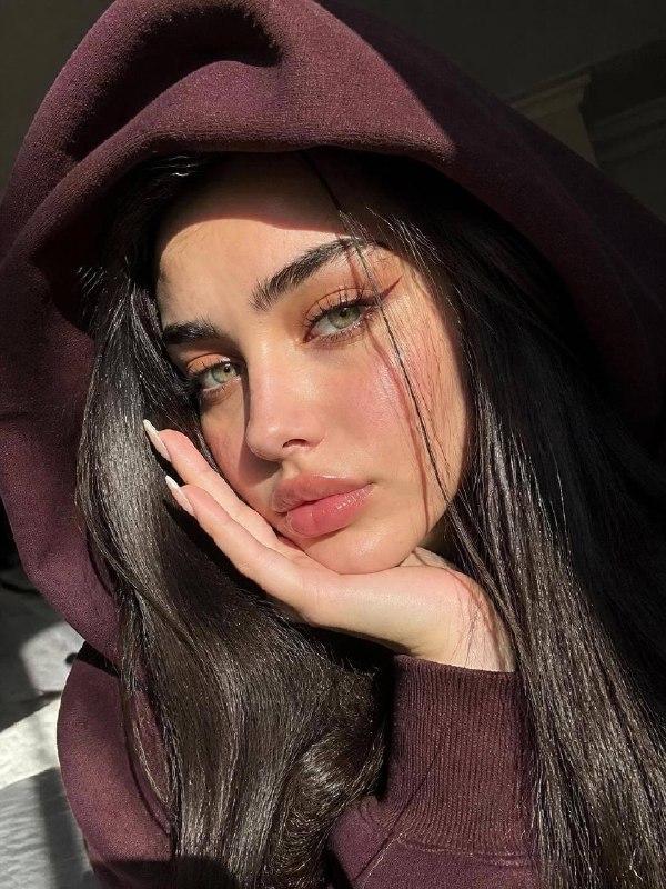 سلفی با هودی اورسایز در زاویه پایین مدرن