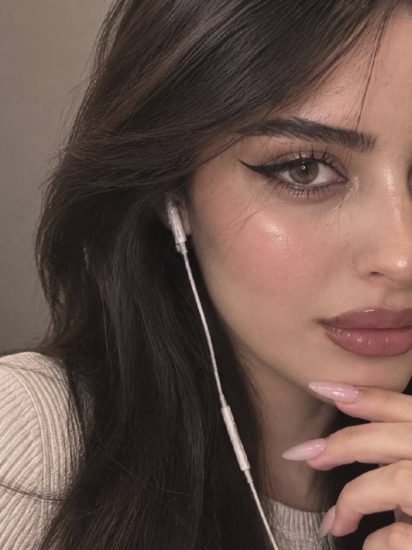 ماکرو سلفی چشم و لب با رژگونه و هایلایتر براق