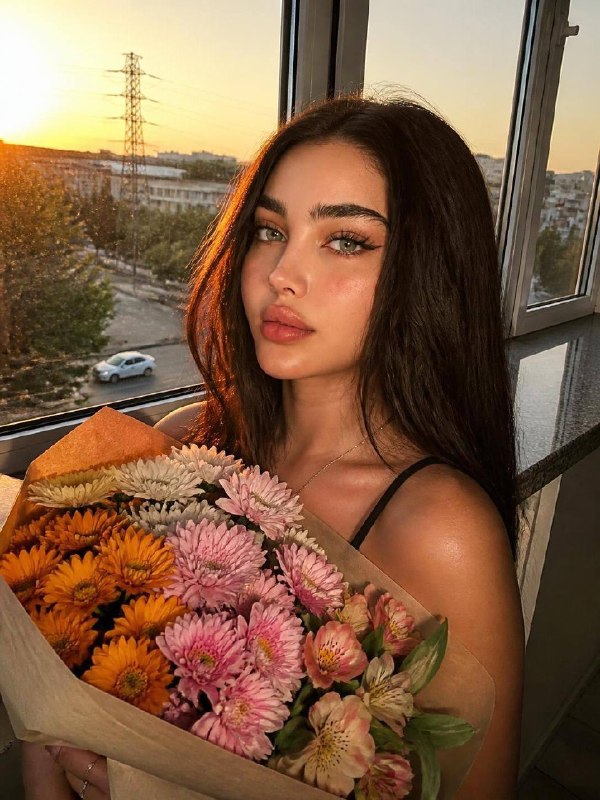 پرتره عصر طلایی کنار پنجره با دسته گل رز