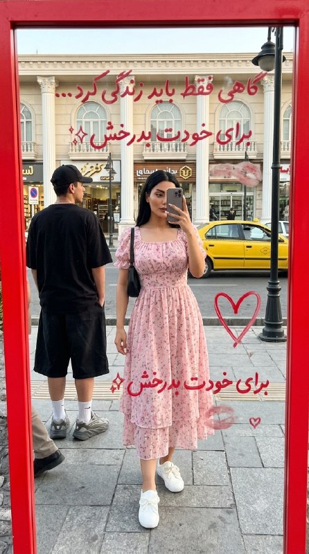 🪞 سلفی آینهای با استایل دخترانه و فضای شهری