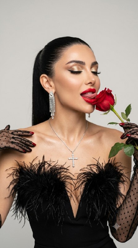 پرتره گلامور با رز قرمز و استایل لوکس