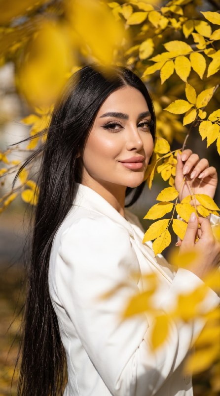 پرتره پاییزی میان برگهای طلایی!