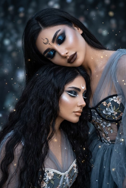 دو چهره در دنیایی رازآلود؛ نمادی از تضاد نور و تار...