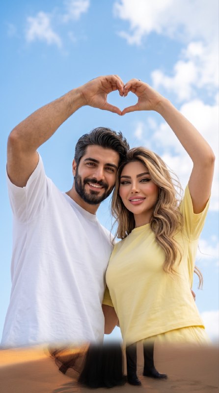 ️ پرتره عاشقانه و شاد دونفره با زاویه دوربین از پا...