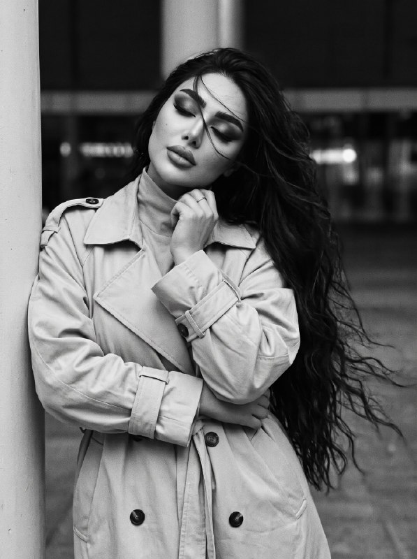 پرتره سیاهوسفید سینمایی با حالوهوای شب، پالتوی ک...