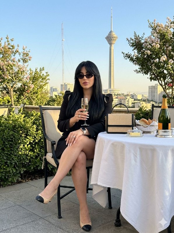 پرتره سینمایی و کانسپچوال با کتوشلوار شیک اداری در آ...