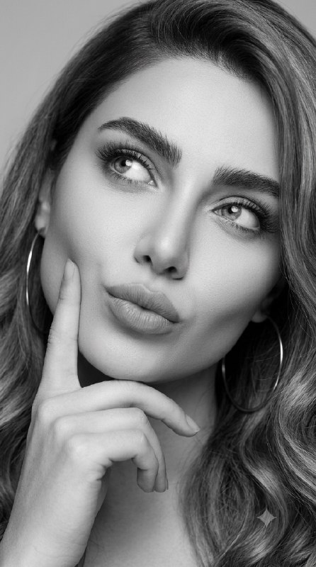 پرتره فشن و مد بانوان در تنالیته سیاهوسفید نوآر با ن...